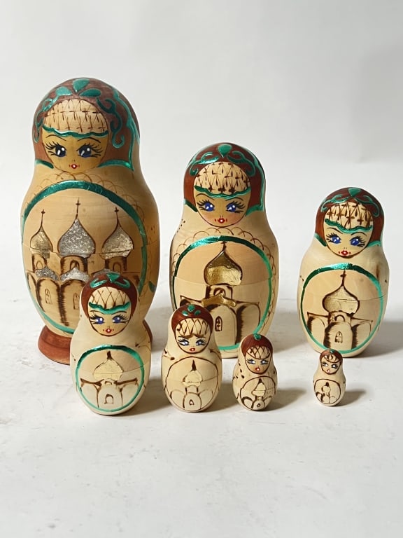 Vintage Russian Hand Painted Wooden Nesting Dolls: Vintage Russian Hand Painted Wooden Nesting Dolls, 7.25in