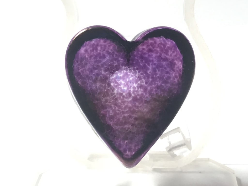 Robert Held Style Iridescent Purple Heart Glass Pa (1 of 2)
