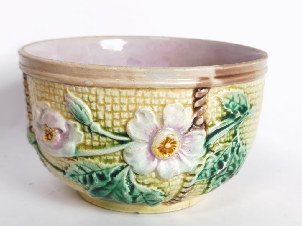 Vintage Majolica Water Lily Pond Bowl: Vintage Majolica Water Lily Pond Bowl, 3.25in by 5.5in