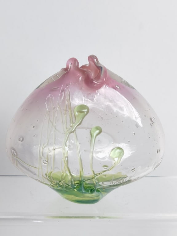 Vintage Loren Chapman Hand Blown Art Glass Bud Vas: Vintage Loren Chapman Hand Blown Art Glass Bud Vase, 4in by 4.5in