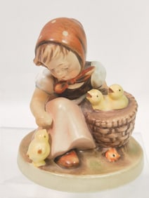 Vintage Goebel Hummel Porcelain "Chick Girl" Figur