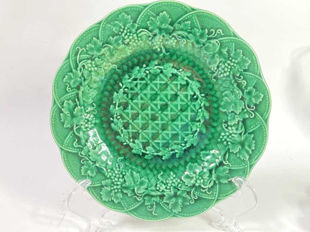 Vintage Wedgwood Porcelain Majolica Plate: Vintage Wedgwood Porcelain Majolica Plate, 8 7/8in