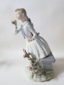 Lladro Spain Porcelain "Exquisite Scent" Figurine