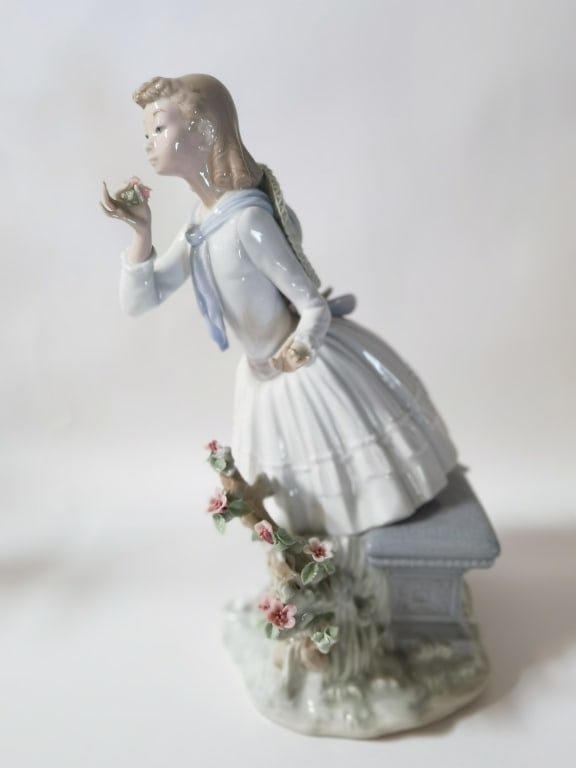 Lladro Spain Porcelain "Exquisite Scent" Figurine (1 of 10)