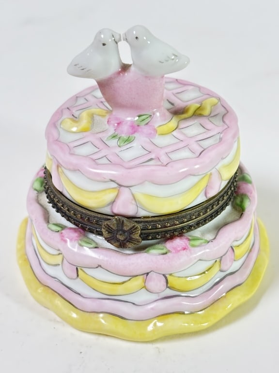 Vintage Cake Porcelain Trinket Box: Vintage Cake Porcelain Trinket Box, 3in