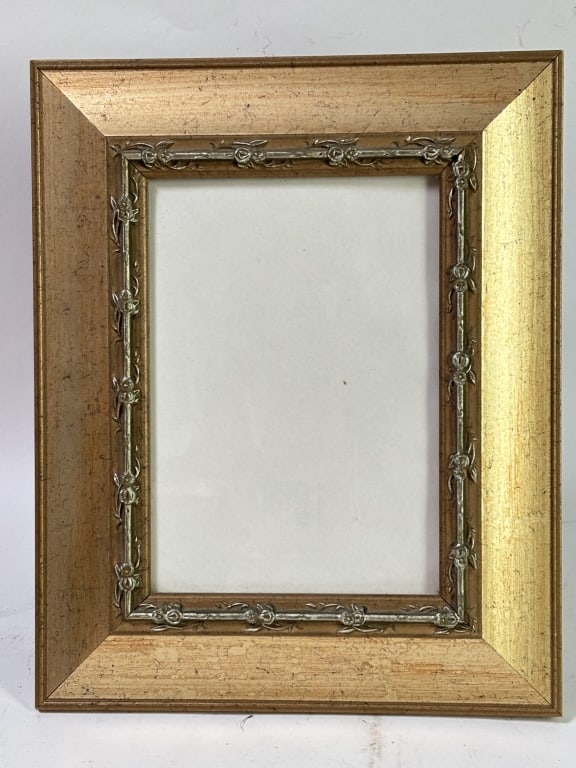 Vintage Gilt Wood Photo Frame: Vintage Gilt Wood Photo Frame 10.5in by 8.5in