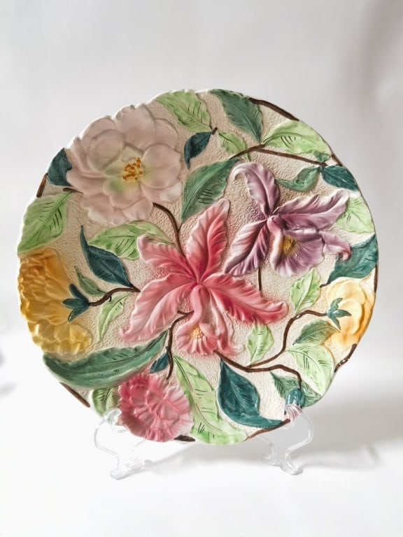 Vintage Italian Porcelain Majolica Floral Plate: Vintage Italian Porcelain Majolica Floral Plate, 12in