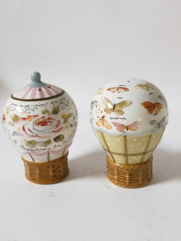 Pr. of Vintage Hot Air Balloon Salt/Pepper Shakers (1 of 3)