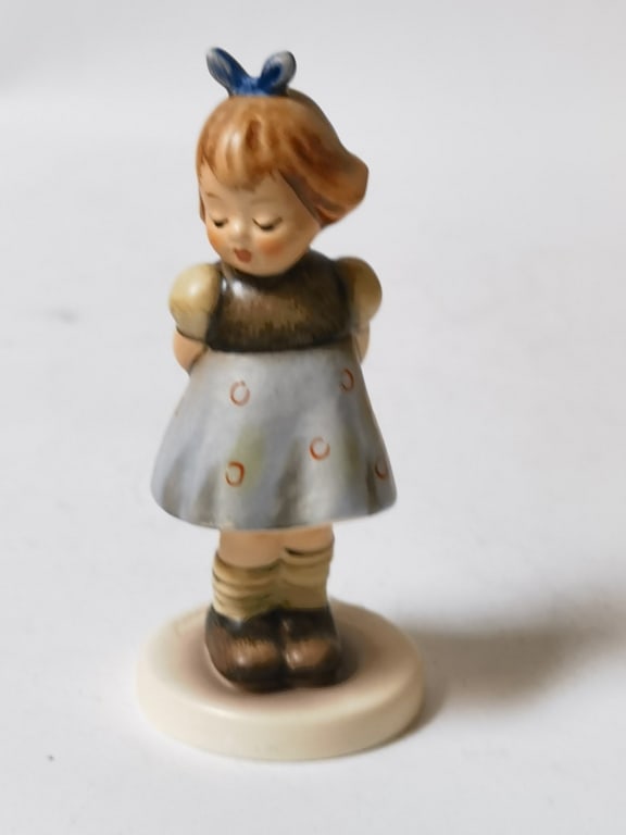 1988 Vintage Goebel Hummel Porcelain "Two Hands, O: 1988 Vintage Goebel Hummel Porcelain "Two Hands, One Treat" Figurine, 4 1/8in