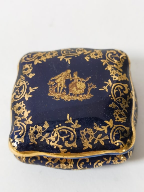 Vintage Limoges France Gilt Porcelain Jewelry Box: Vintage Limoges France Gilt Porcelain Jewelry Box, 2.5in