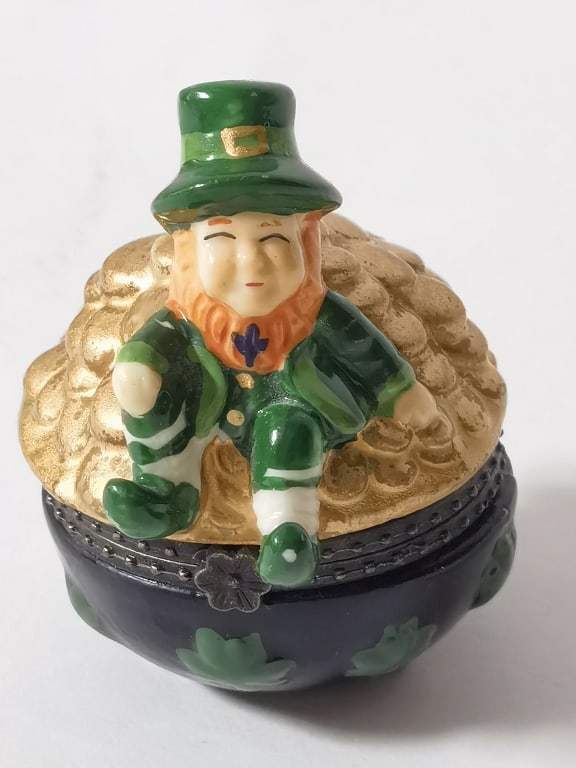 Vintage Leprechaun Porcelain Trinket Box: Vintage Leprechaun Porcelain Trinket Box, 2.5in