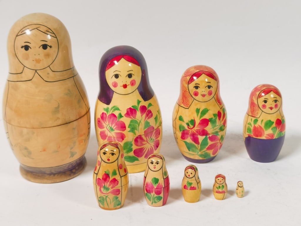 Vintage Russian Hand Painted Wood Nesting Dolls: Vintage Russian Hand Painted Wood Nesting Dolls, 7.5in