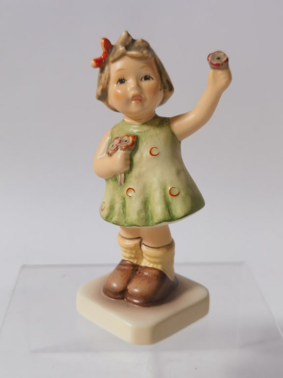 1994 Goebel Hummel Porcelain "Forever Yours" Figur: 1994 Goebel Hummel Porcelain "Forever Yours" Figurine, 4 1/8in