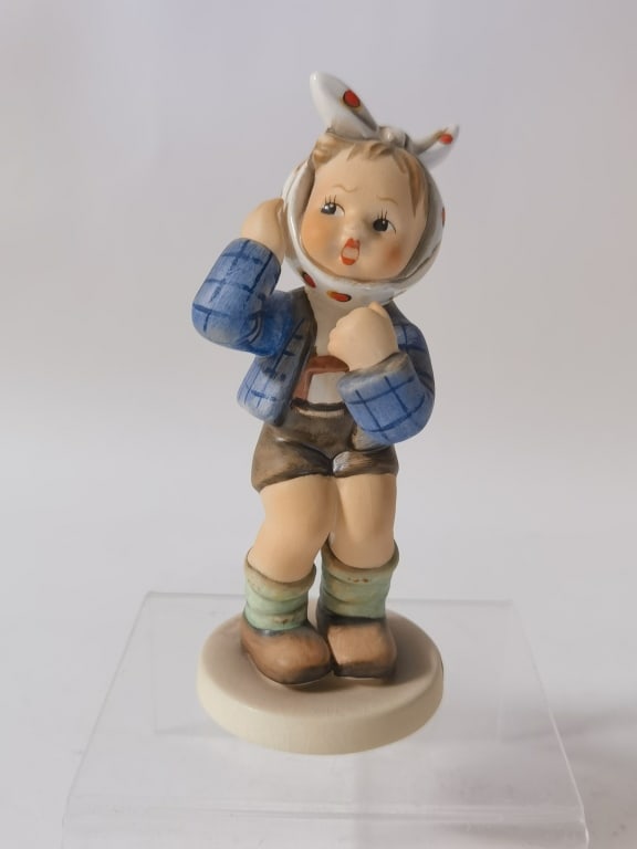 Goebel Hummel Porcelain "Boy with Toothache" Figur: Goebel Hummel Porcelain "Boy with Toothache" Figurine, 5.5in