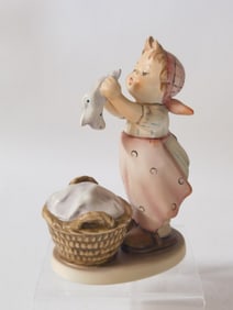1957 Goebel Hummel Porcelain "Wash Day Girl" Figur