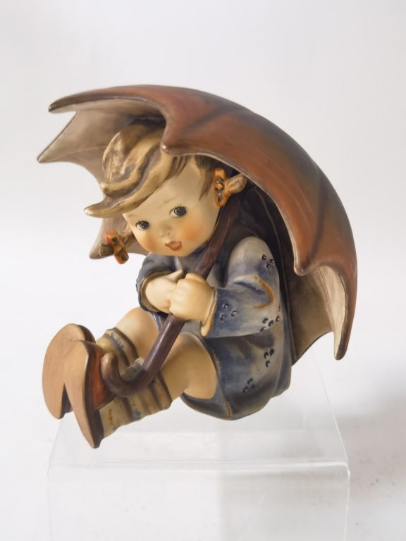 1957 Goebel Hummel Porcelain "Umbrella Girl" Figur: 1957 Goebel Hummel Porcelain "Umbrella Girl" Figurine, 4.75in