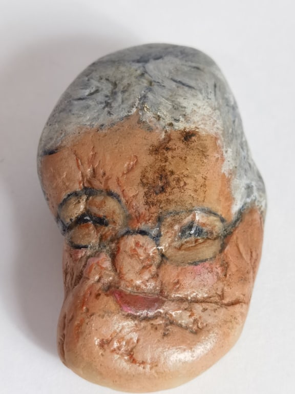 Vintage Ann Willis Ratray Hand Painted Face Rock: Vintage Ann Willis Ratray Hand Painted Face Rock, 2.5in
