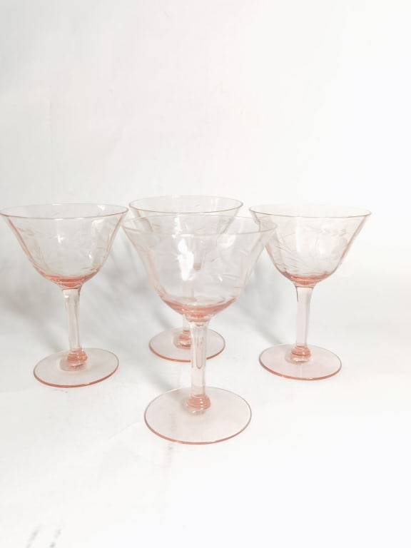 (4) Pink Etched Wine Glasses: (4) Pink Etched Wine Glasses, 5in
