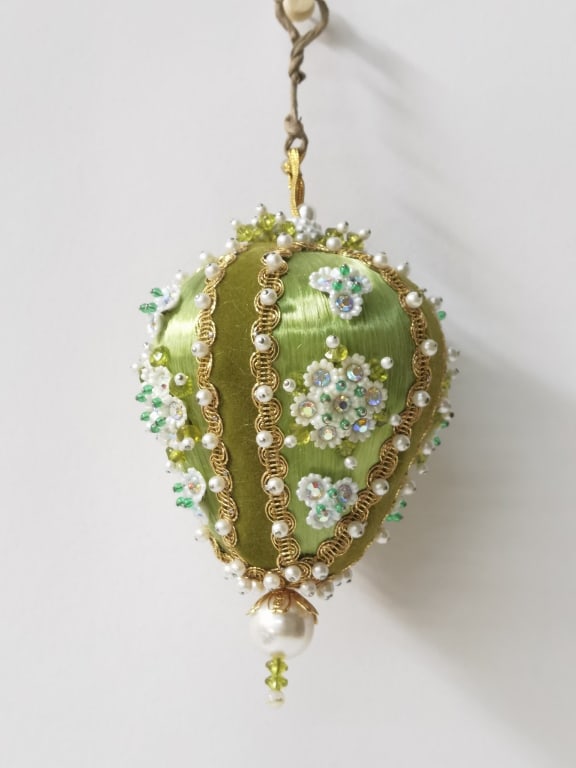 Vintage Hand Made Push Pin Beaded Ornament: Vintage Hand Made Push Pin Beaded Ornament, 4.5in