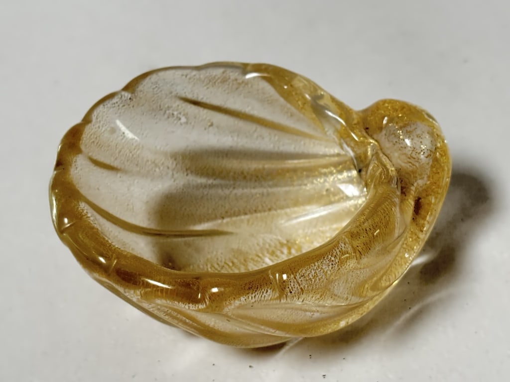 Vintage Murano Italy Glitter Art Glass Shell Dish: Vintage Murano Italy Glitter Art Glass Shell Dish, 1.5in by 3.25in