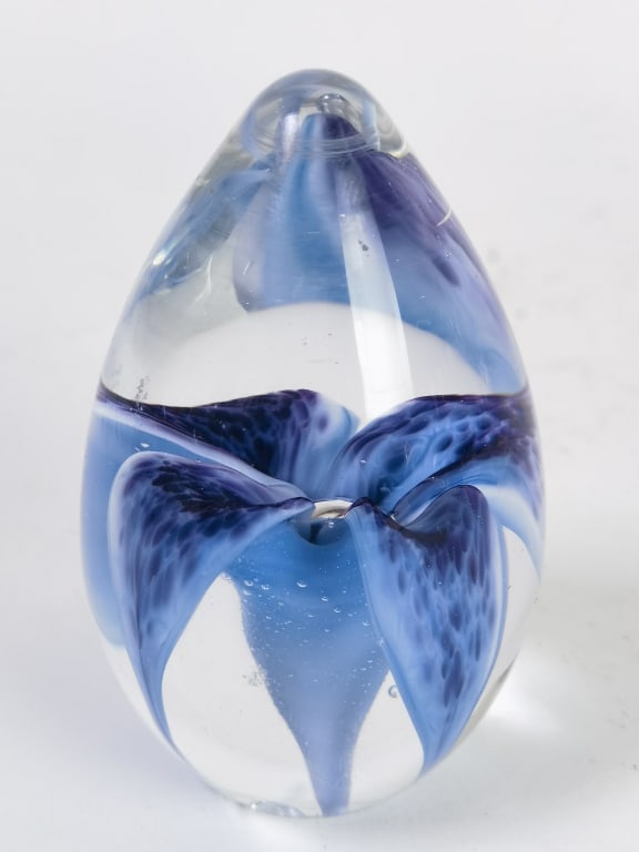 1994 GES Purple Flower Glass Egg Paperweight: 1994 GES Purple Flower Glass Egg Paperweight, 3.25in