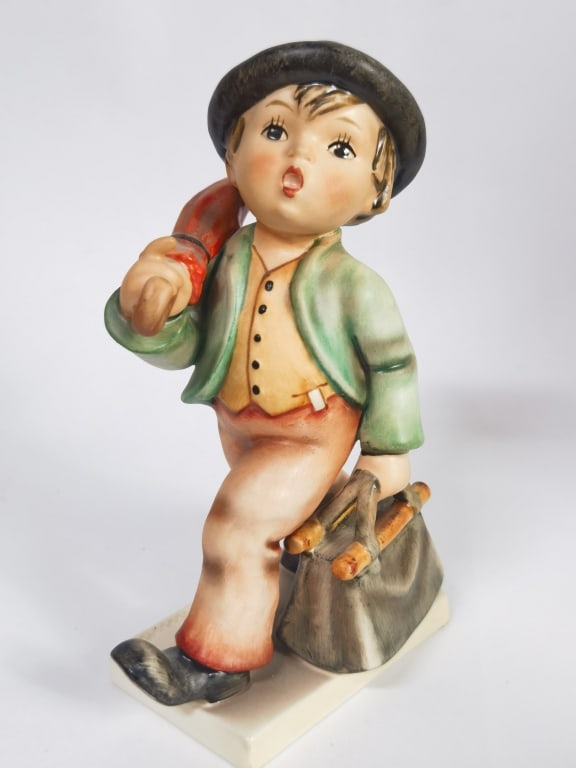 Goebel Hummel "Merry Wanderer" Porcelain Figurine: Goebel Hummel "Merry Wanderer" Porcelain Figurine, 6in