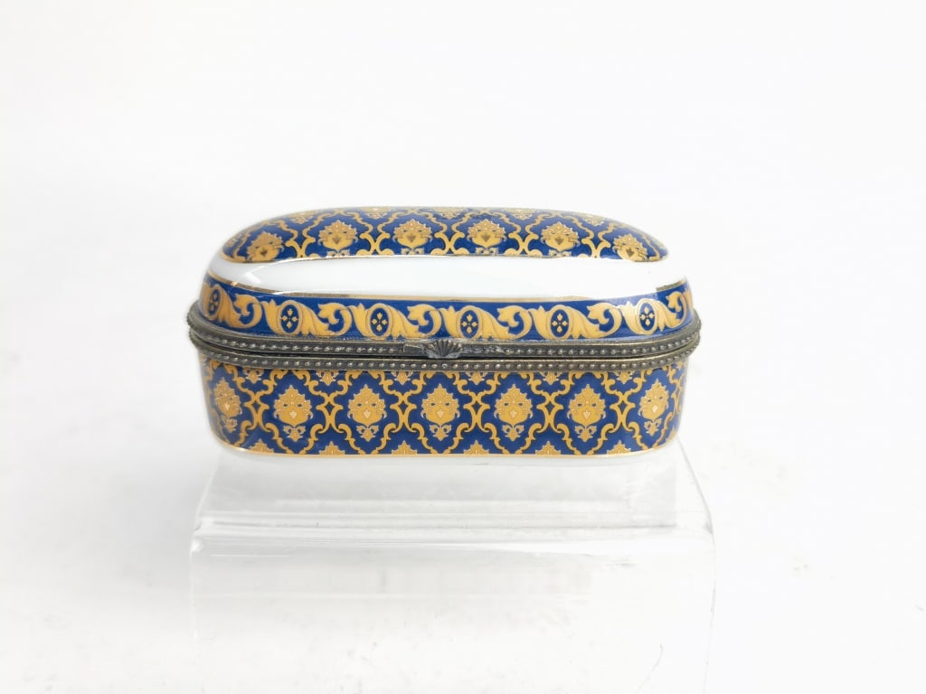 Nav. Portugal Porcelain Gilt Cobalt Blue Trinket B: Nav. Portugal Gilt Cobalt Blue Trinket Box, 3.25in by 1.5in by 1.5in