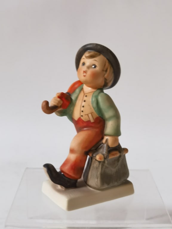 Goebel Hummel Porcelain "Merry Wanderer" Figurine: Goebel Hummel Porcelain "Merry Wanderer" Figurine, 4in