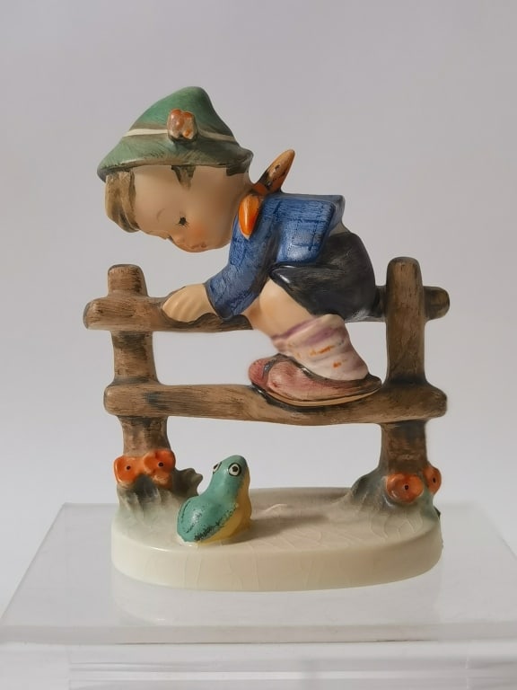 Goebel Hummel Porcelain "Retreat to Safety" Figuri: Goebel Hummel Porcelain "Retreat to Safety" Figurine, 4in
