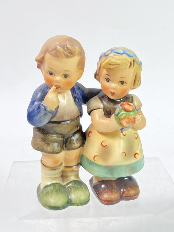 Vintage Goebel Hummel Porcelain "We Congradulate": Vintage Goebel Hummel Porcelain "We Congradulate" Figurine, 3.75in