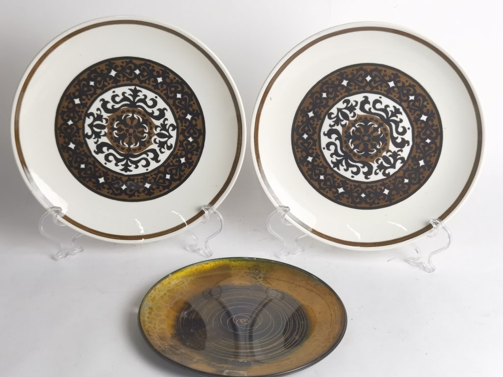 (2) Royal-Ironstone "Overture" and (1) Glass Plate: (2) Royal-Ironstone "Overture" and (1) Glass Plate, 10.25in