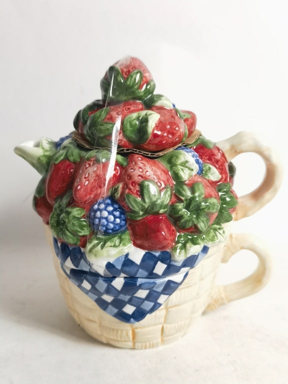 Fresh Berries Porcelain Teapot and Cup Set (1 of 3)