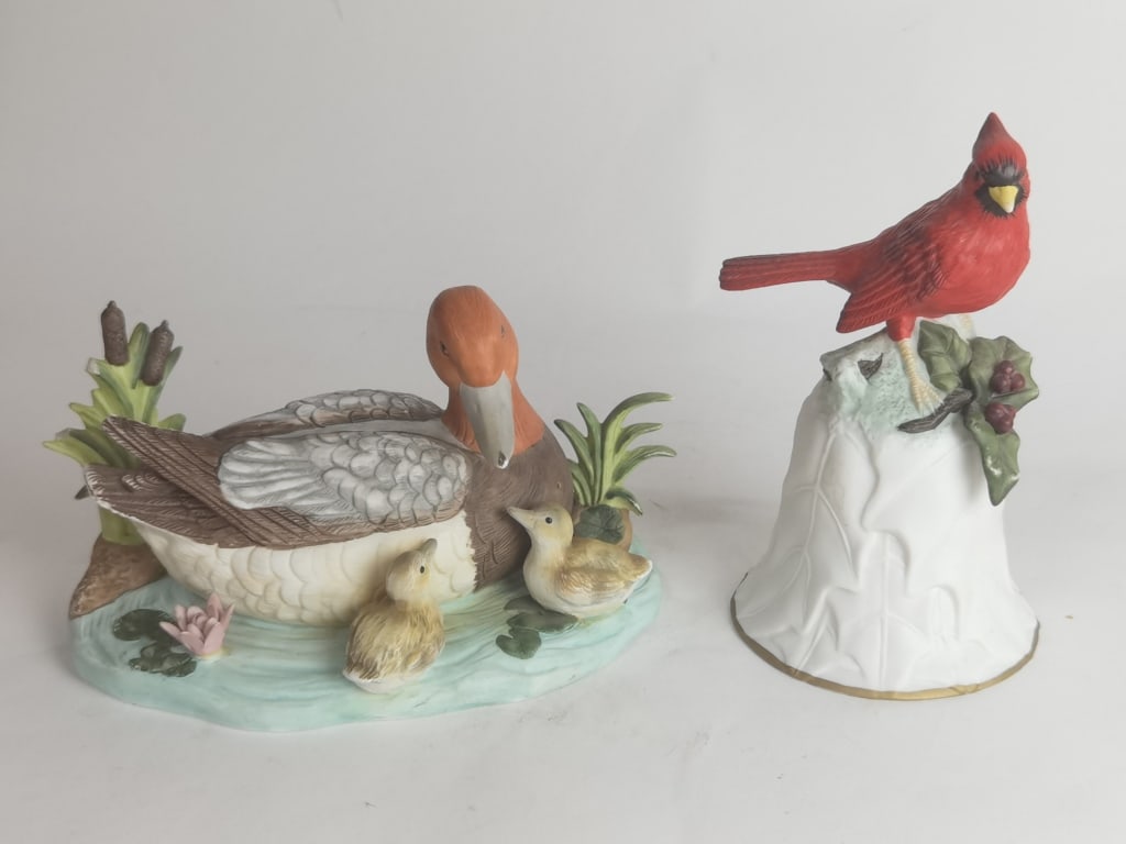 Avon Porcelain Red Robin Dinner Bell and Duck Figu: Avon Porcelain Red Robin Dinner Bell and Duck Figurine, 6.25in by 7in
