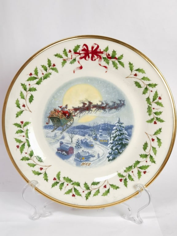 2002 Lenox Porcelain Holiday Collector Plate: 2002 Lenox Porcelain Holiday Collector Plate, 10.75in