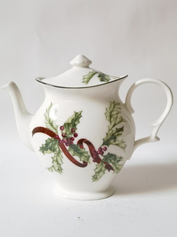 Vintage Charter Club Porcelain Winter Garland Teap: Vintage Charter Club Porcelain Winter Garland Teapot, 8in by 9.5in