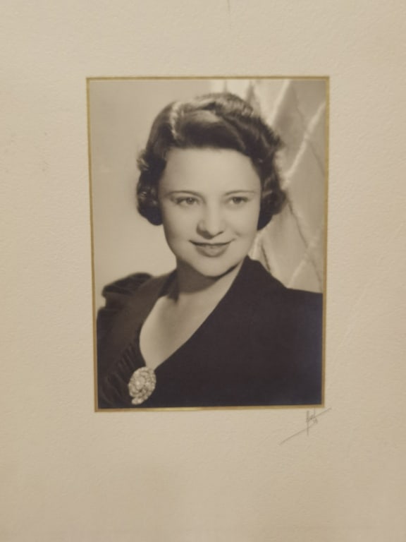 1939 Vintage Black and White Portrait Photo, Signe: 1939 Vintage Black and White Portrait Photo, Signed, 13in by 10in