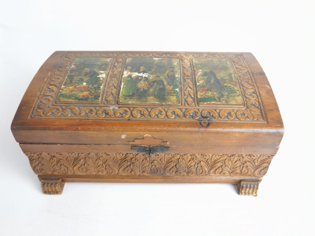 Vintage Wood Carved Jewelry Box: Vintage Wood Carved Jewelry Box, 10.5in by 6.5in by 4.5in