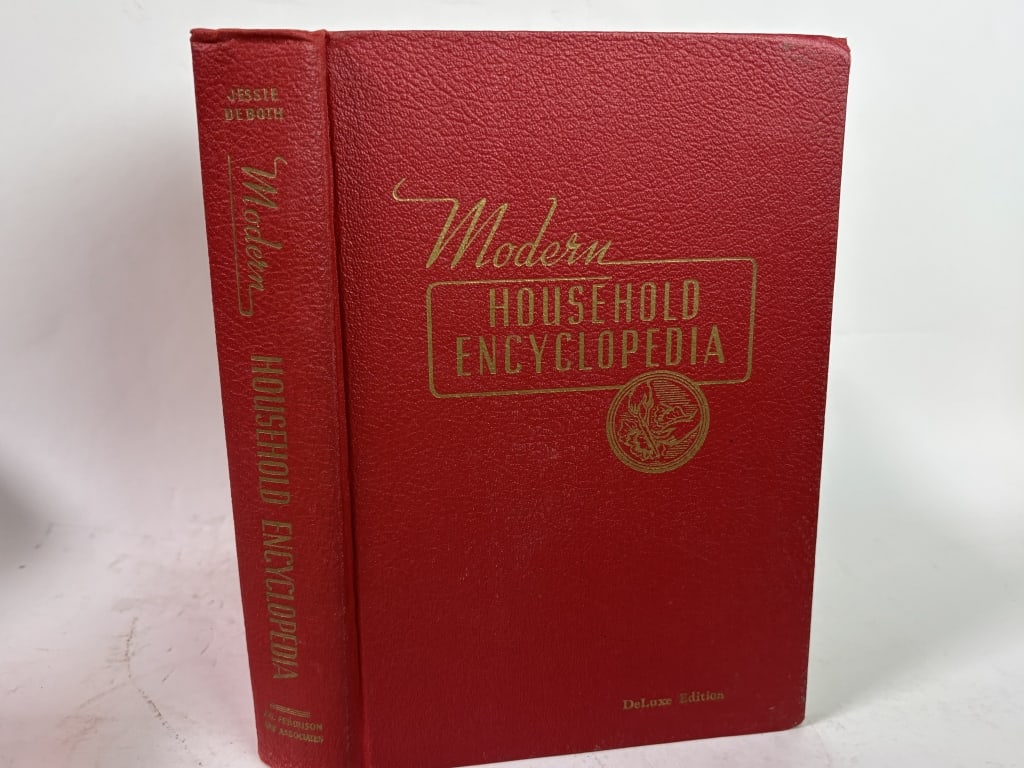 1946 Modern Household Encyclopedia: 1946 Modern Household Encyclopedia, 10.5in