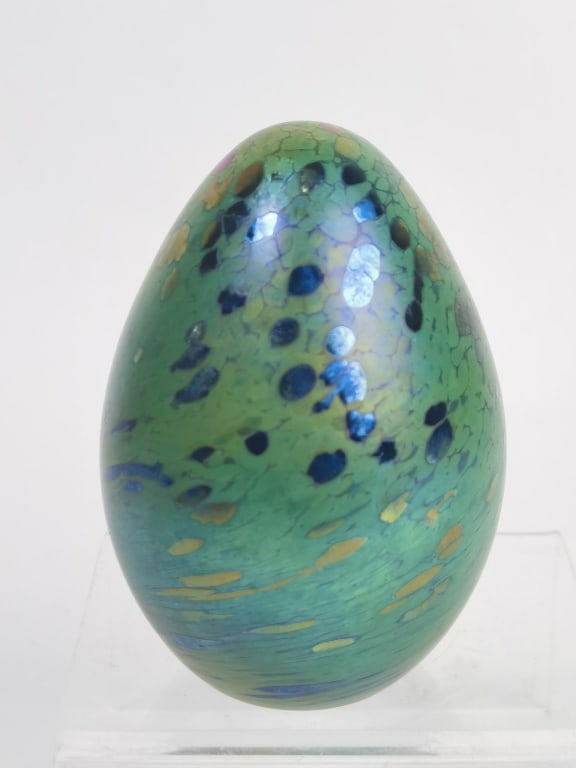 1997 Mt. St. Helen Iridescent Green Splatter Art Glass Egg Paperweight: 1997 Mt. St. Helen Iridescent Green Splatter Art Glass Egg Paperweight, 3.25in
