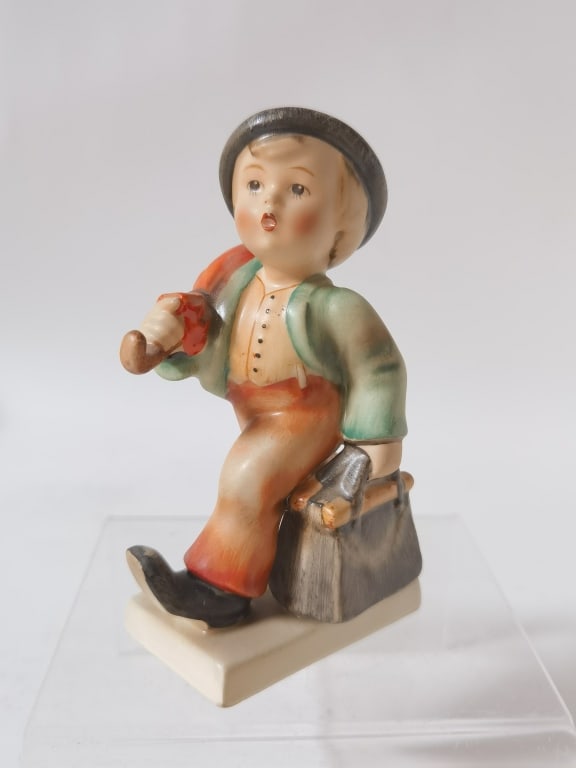 Goebel Hummel Porcelain "Merry Wanderer" Figurine: Goebel Hummel Porcelain "Merry Wanderer" Figurine, 4.25in