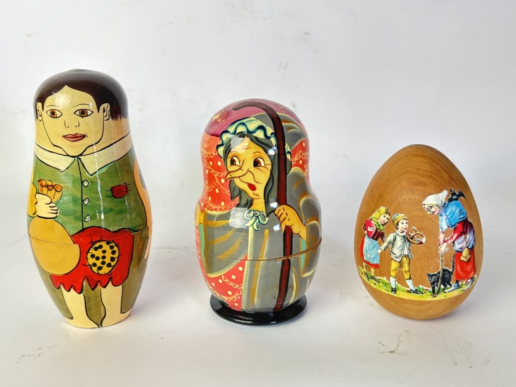 Set of Vintage Russian Hand Painted Nesting Dolls: Set of Vintage Russian Hand Painted Nesting Dolls, 5.5in