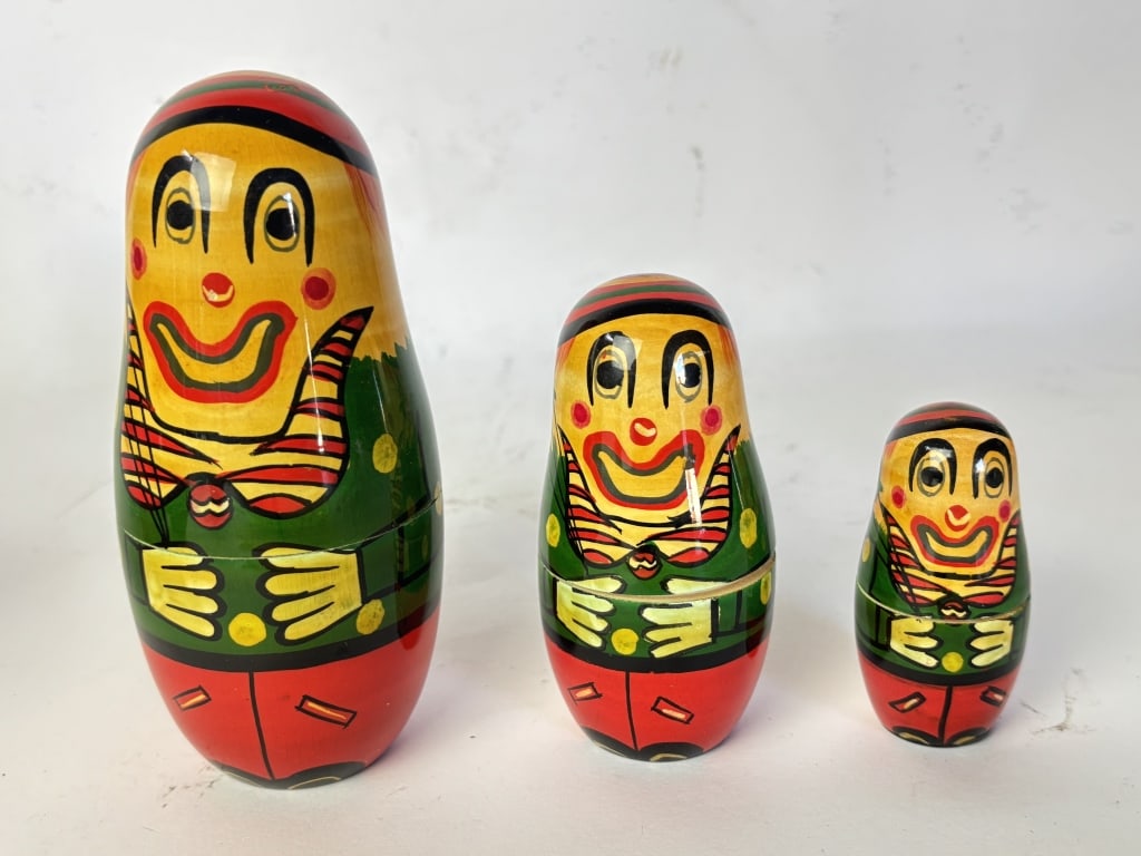 Set of Vintage Russian Hand Painted Nesting Dolls: Set of Vintage Russian Hand Painted Nesting Dolls, 5.75in