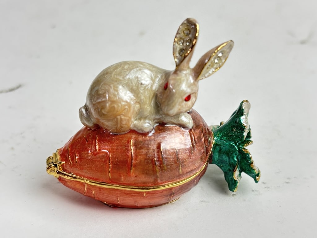 Vintage Enameled Metal Rabbit Trinket Box: Vintage Enameled Metal Rabbit Trinket Box, 2.25in by 2.5in