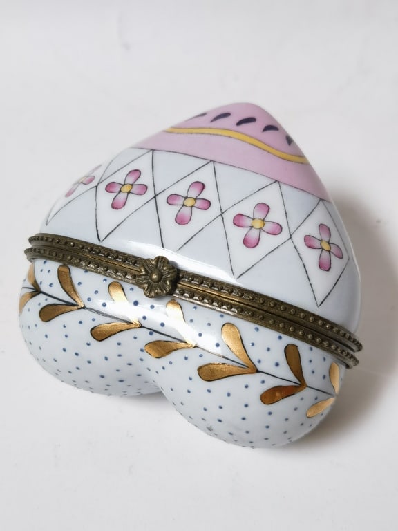 Vintage Porcelain Hand Painted Heart Trinket Box: Vintage Porcelain Hand Painted Heart Trinket Box, 4.5in