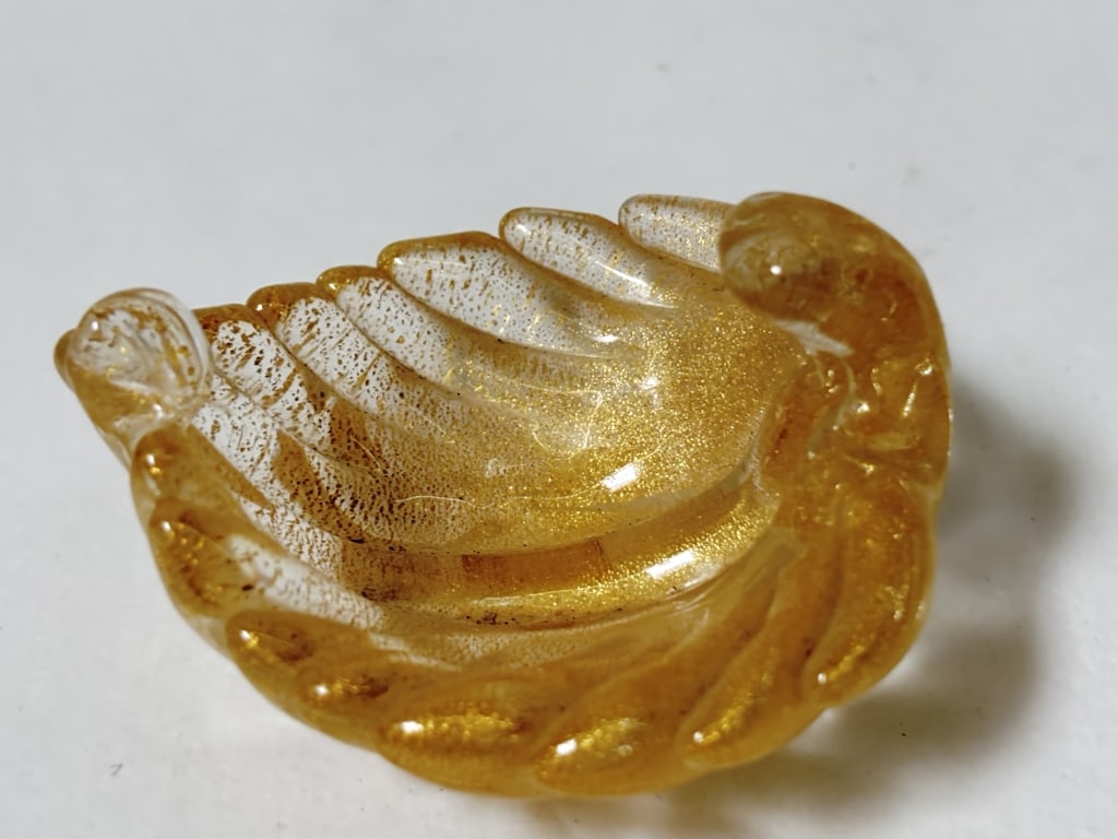 Vintage Murano Italy Glitter Art Glass Shell Dish: Vintage Murano Italy Glitter Art Glass Shell Dish, 1.75in by 3in