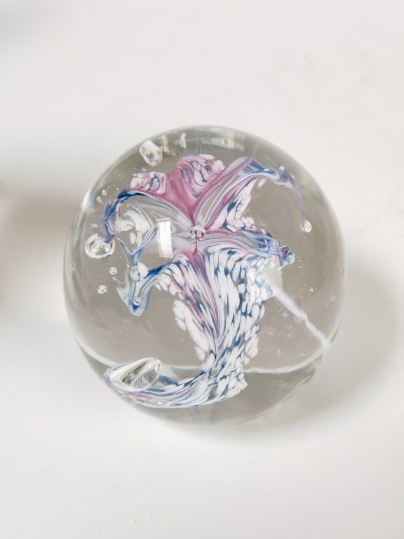 Vintage Blue/Pink Splatter Flower Glass Paperweigh: Vintage Blue/Pink Splatter Flower Glass Paperweight, 3.25in
