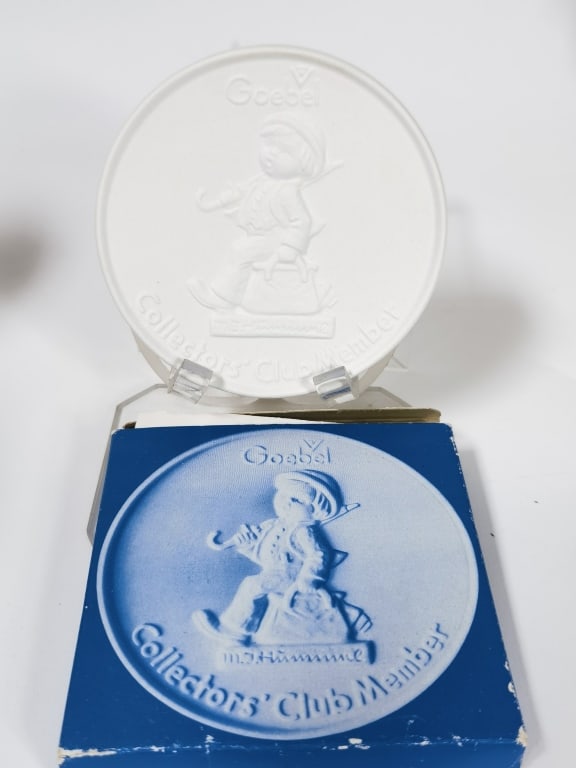 1976 Goebel Hummel Collectors' Club Member Plaque (1 of 6)