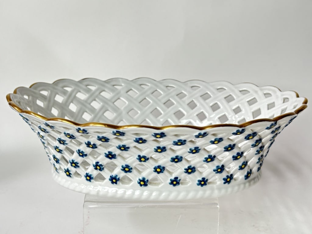 1993 Metropolitan Museum of Art Lattice Porcelain: 1993 Metropolitan Museum of Art Lattice Porcelain Bowl, 2.75in by 9.5in