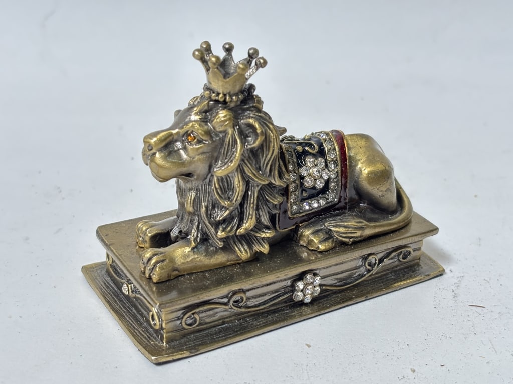 Vintage Metal Rhinestone Lion Trinket Box: Vintage Metal Rhinestone Lion Trinket Box, 3.75in by 3in