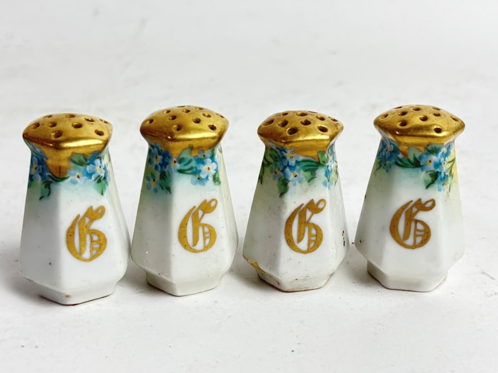 (4) Vintage French Gilt Porcelain Salt/Pepper Shak: (4) Vintage French Gilt Porcelain Salt/Pepper Shakers, 2in